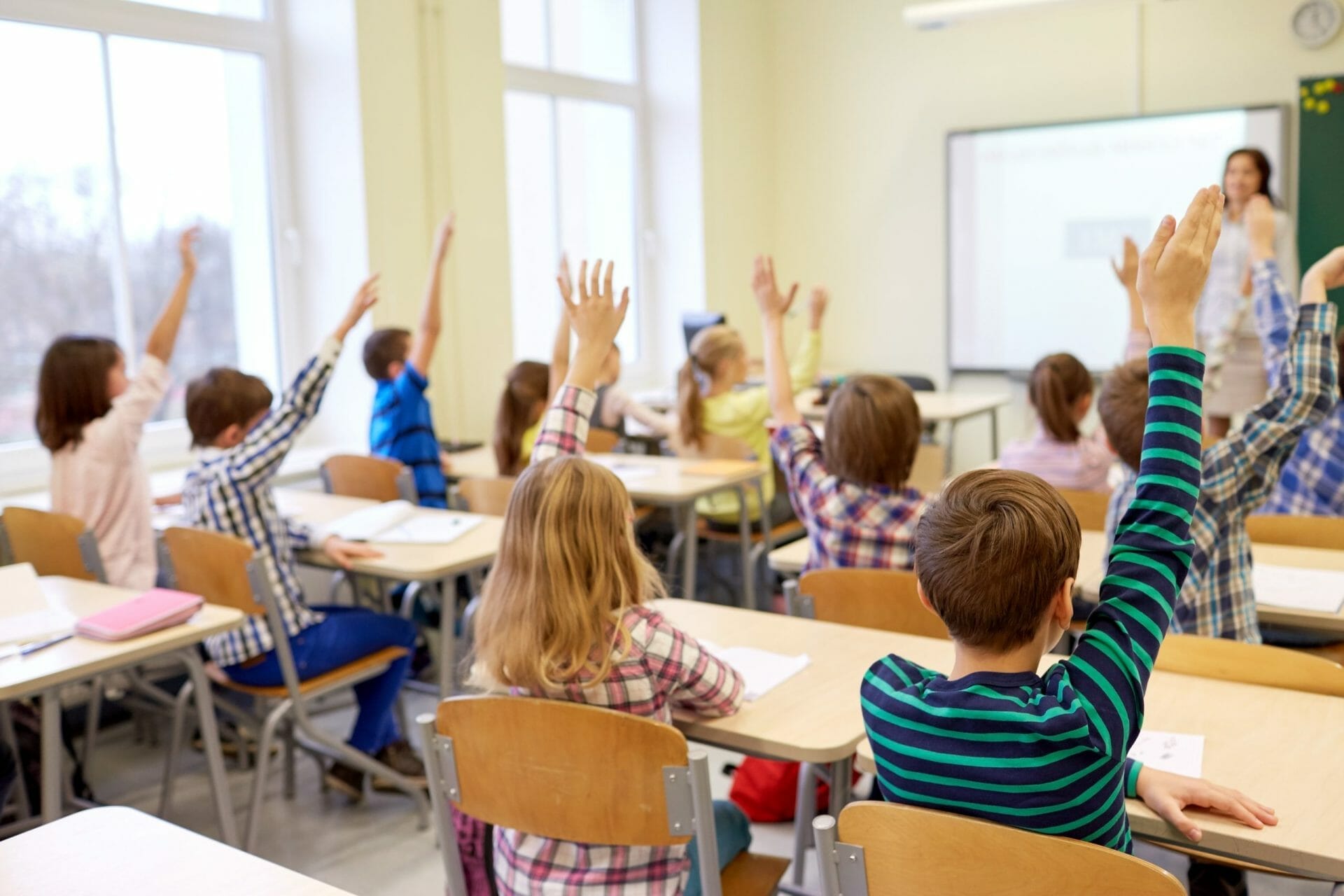 classroom raising hands